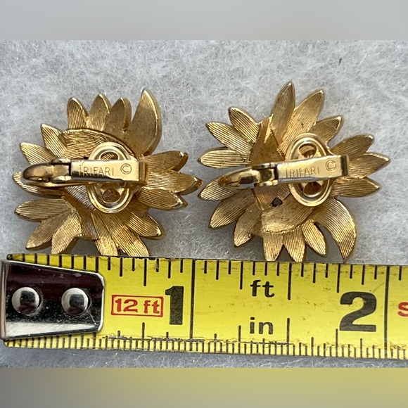 Vintage Trifari clip earrings, gold matte finish - Picture 5 of 5